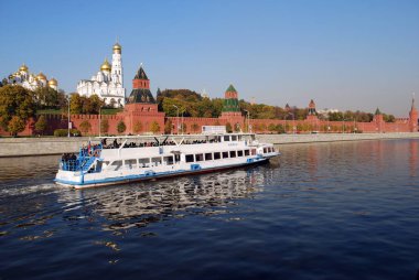 Nehir tramvayı Kremlin'i geçerken Moskova nehri üzerinde turistlere biner. Moskova. Rusya.