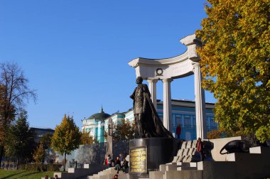 Kurtarıcı İsa Kilisesi'nin yakınındaki Park'ta İmparator II. Moskova. Rusya.