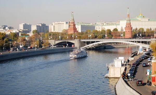 Utsikt Över Kreml Från Patriarken Bro Varm Sommardag Moskva Ryssland — Stockfoto