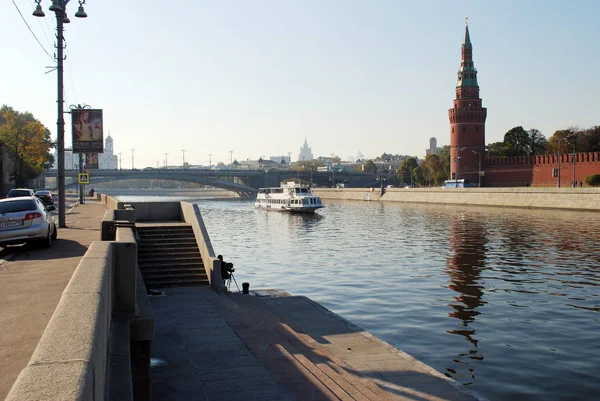 Floden Spårvagn Rider Turister Moskvas Flod Förbi Kreml Moskva Ryssland — Stockfoto