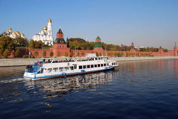 Floden Spårvagn Rider Turister Moskvas Flod Förbi Kreml Moskva Ryssland — Stockfoto