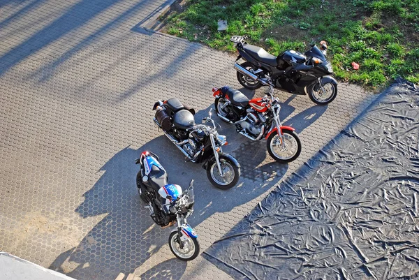 Мотоциклы Сайте Окнами Дома — стоковое фото