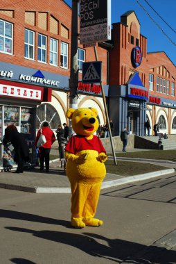 Winnie Pooh Istra Suburban kasabasında sokakta.