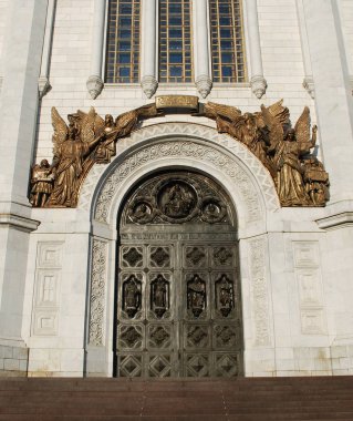 Kurtarıcı İsa Katedrali'nin kapıları üzerinde heykel kompozisyonu. Moskova