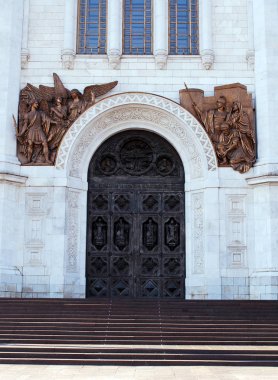 Kurtarıcı İsa Katedrali'nin kapıları üzerinde heykel kompozisyonu. Moskova