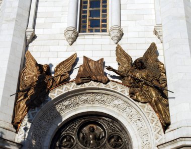 Kurtarıcı İsa Katedrali'nin kapıları üzerinde heykel kompozisyonu. Moskova