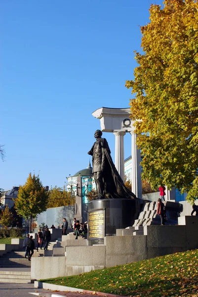 モスクワ ロシア 救い主キリスト教会の近く 公園の皇帝アレクサンダーIiの記念碑 — ストック写真