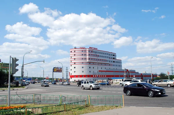 ピャトニツコエ高速道路の同じ建物内のホテル ミティーノ とラジオマーケット モスクワ ロシア — ストック写真