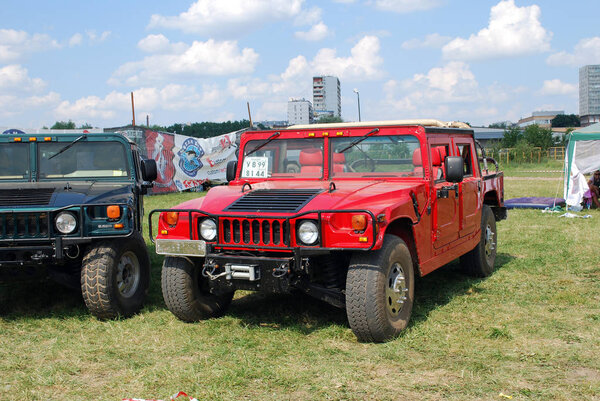 Red Hummer H1 на Autoexotics 2010 в Тушино. В Москве. Россия
