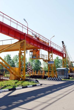 Metal taban topraklarında Gantry vinç