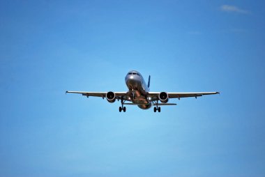 Moskova. Rusya. 20.06.2019. Sheremetyevo havaalanı. Uçak iniyor. İleride bir pist var..