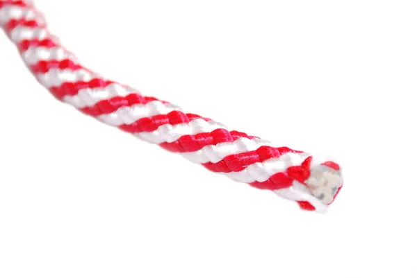 白赤のロープクローズアップの一部は 白い背景にあります ロープのコイル分離されたイメージ — ストック写真