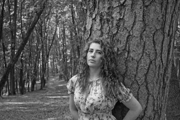 Молода Дівчина Кучерявим Волоссям Стоїть Біля Дерева Широким Багажником Літня — стокове фото
