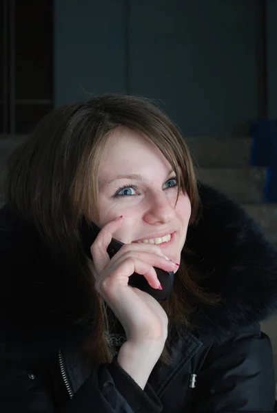 Aranyos Fiatal Lány Bejáratnál Beszélt Telefon — Stock Fotó