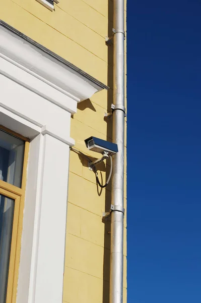 建物のファサードに屋外ビデオ監視カメラ ロイヤリティフリーのストック画像