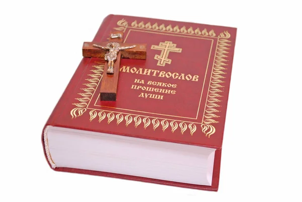 Dua kitabı ve ahşap haç, izole
