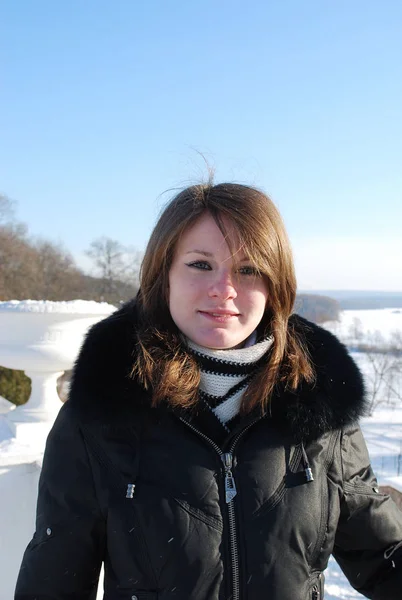 Retrato Uma Jovem Menina Bonita Parque Inverno — Fotografia de Stock