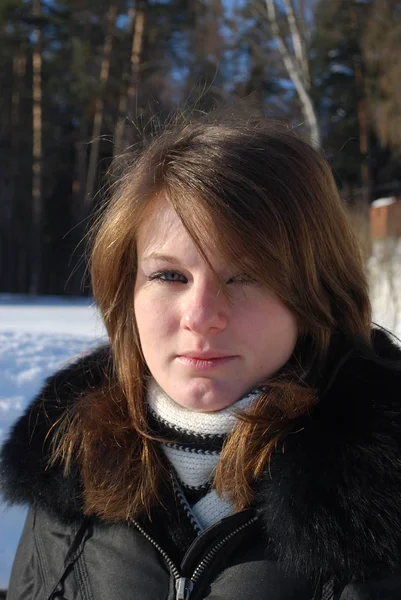 Портрет Молодої Красивої Дівчини Зимовому Парку — стокове фото