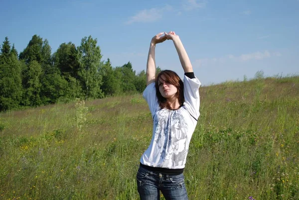 Belle Jeune Fille Sur Champ Été Tire Ses Mains Vers — Photo