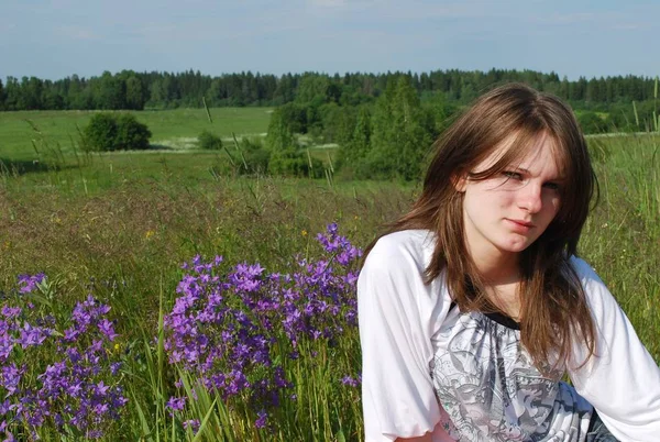 Belle Jeune Fille Aux Cheveux Bruns Reposant Sur Champ Été — Photo