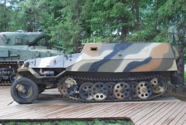 II. Dünya Savaşı SD KFZ 251 sırasında Alman orta yarı parça zırhlı personel taşıyıcı Ilyinsky karayolu üzerinde askeri ekipman Vadim Zadorozhny müze. Moskova Bölgesi. Krasnogorsk.