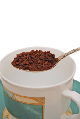 Bir bardak üzerinde bir kaşık üzerinde anında kahve, izole. Yakın çekim.