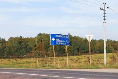 Yol tabelası yol kenarında duruyor