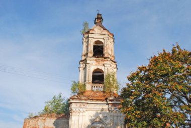 Nikolskoye köyünde terk edilmiş Aziz Nikolaos Kilisesi çan kulesi, Ruza ilçe, Moskova bölgesi