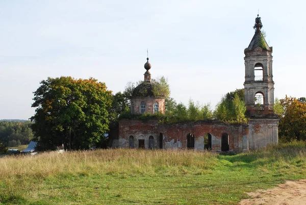 尼科尔斯基 多尔戈鲁科夫的圣尼古拉斯教堂被遗弃 现在是尼科尔斯科耶村 鲁扎区莫斯科地区 俄罗斯 — 图库照片