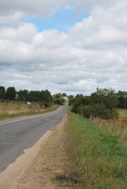 Güneşli bir yaz gününde kır yolu. Yaz manzarası.