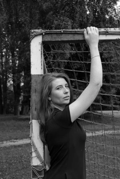 Молода Приваблива Дівчина Позує Футбольному Полі Біля Воріт Чорно Біле — стокове фото