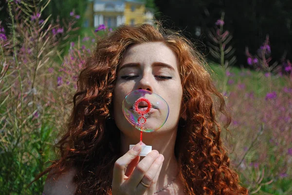 Молодая Красивая Девушка Веснушками Вьющимися Рыжими Волосами Летний Солнечный День — стоковое фото