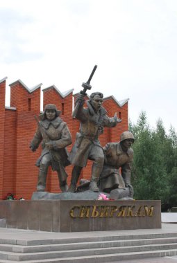 Askerler-Sibiryalılar ve ebedi alev anıtı. Lenino köyündeLenin-Snegirevskie askeri teçhizat Müzesi. Moskova bölgesi. Istra bölgesi. Rusya.