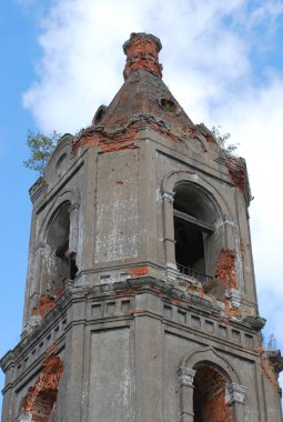 Harap olmuş çan kulesi. Rozhdestveno köyünde Nativity Terk Kilisesi. Ruza bölgesi. Moskova bölgesi. Rusya.