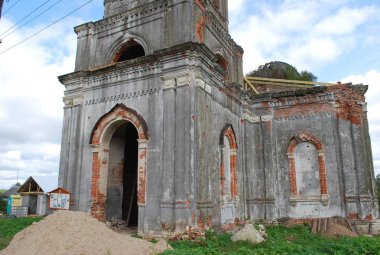 Harap olmuş çan kulesi. Rozhdestveno köyünde Nativity Terk Kilisesi. Ruza bölgesi. Moskova bölgesi. Rusya.