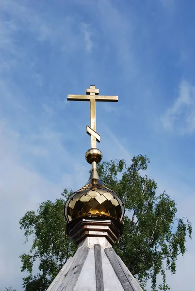Позолоченный Купол Деревянной Часовни — стоковое фото