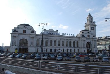 Bir yaz günü Kiev tren istasyonu. Kentsel peyzaj. Moskova. Rusya.