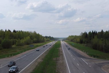 Novorizhskoe karayolunun 65 km. Yaz manzarası.