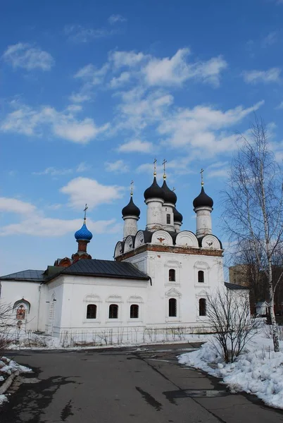 Церковь Покрова Пресвятой Богородицы Юге Тушино Москва — стоковое фото