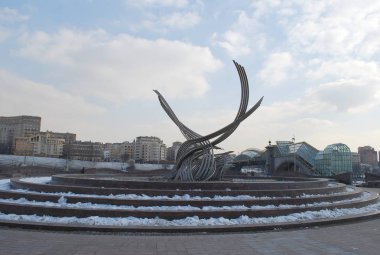 Kiev tren istasyonu yakınındaki Avrupa meydanında heykel 