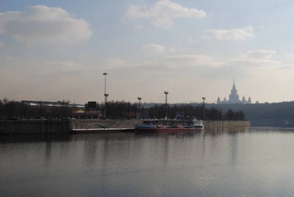 Θέα Στο Κρατικό Πανεπιστήμιο Της Μόσχας Ανάχωμα Μπερκόβσκαμπα Μόσχα — Φωτογραφία Αρχείου