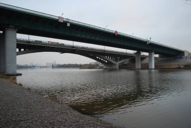 Moskova nehri üzerindeki Tushino köprüsündeki Kurtarıcı. Mimari yapı. Moskova.