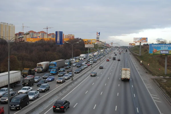 Yoğun saatlerde çevre yolu. Bulutlu şehir manzarası. Moskova.
