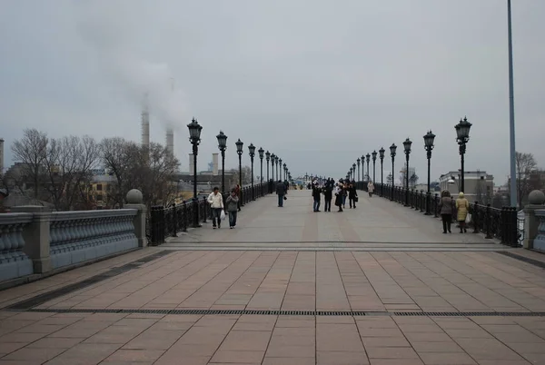 Патриарший Мост Через Москву Храма Христа Спасителя Город Облачно Осенний — стоковое фото