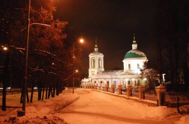 Kışın, Kosygin caddesindeki Trinity Kilisesi. Gece kış şehir manzarası. Moskova. Rusya.