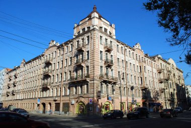 Saint-Petersburg 'da. - Rusya. 7 Haziran 2013. Kamennoostrovsky Bulvarı 59 numarada eski bir yerleşim yeri. Yaz şehir manzarası.