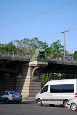 Köprüde eski bir top, Ushakovskaya seti üzerinde. Yaz şehir manzarası. Saint Petersburg şehri. Rusya.