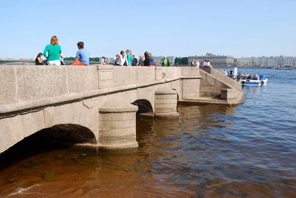 Sankt Petersburg Ryssland Juni 2013 Pier Med Turister Nära Nevsky — Stockfoto