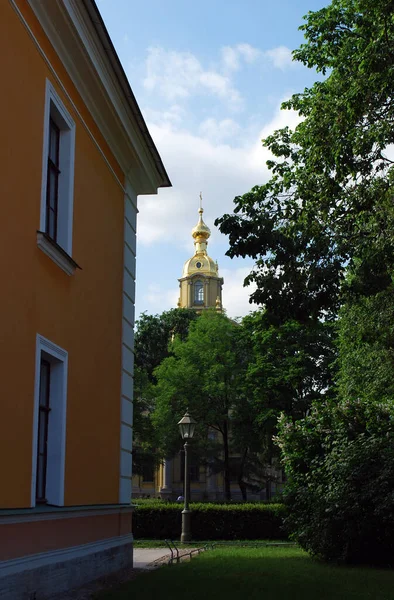 Vergulde Koepel Van Alexander Nevsky Kerk Het Grondgebied Van Peter — Stockfoto