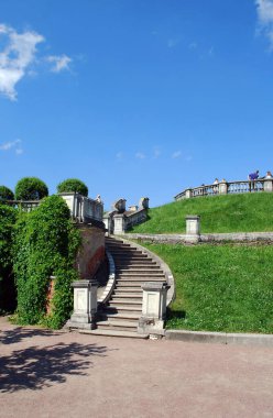 Peterhof. - Rusya. 8 Haziran 2013. Çekicilik. Peterhof Müzesi rezervi. Marli bahçesi ve diğer taraftaki Neva Körfezi manzaralı antik bir merdiven gözlem güvertesine yükselir. Rusya 'ya seyahat.